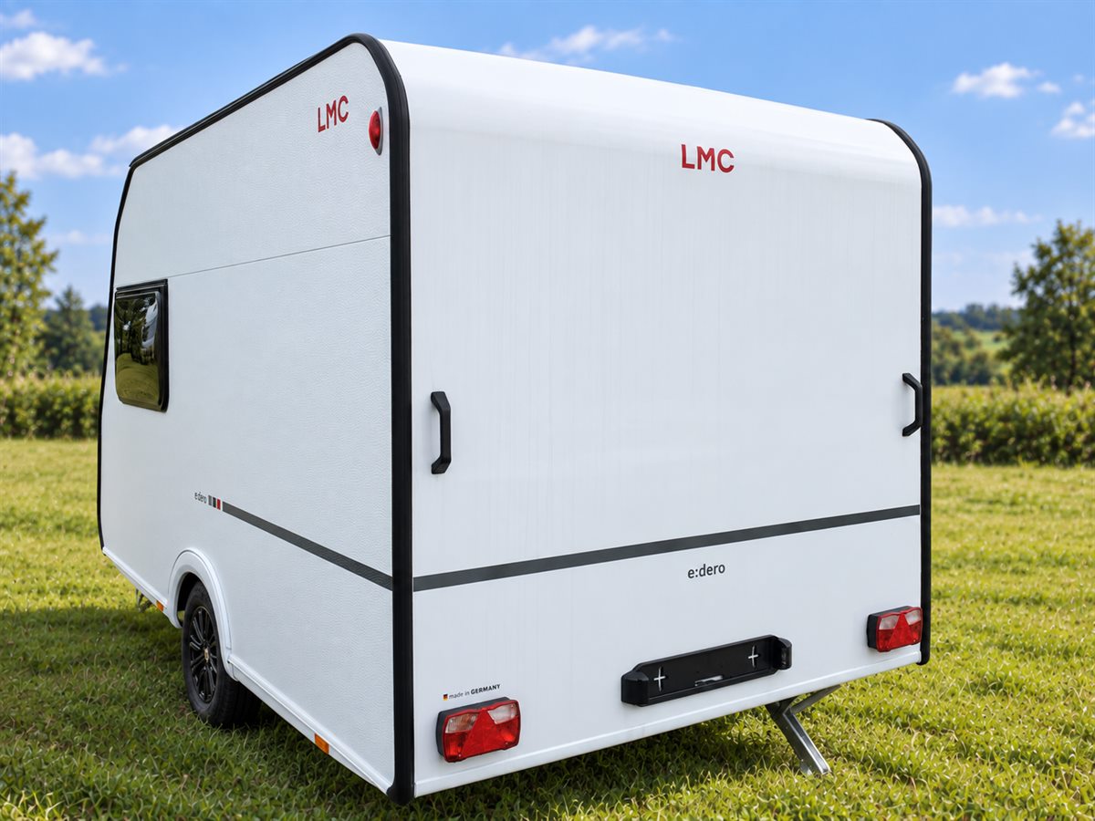 LMC e:dero 350 D von hinten auf einer Wiese (Bildmontage)