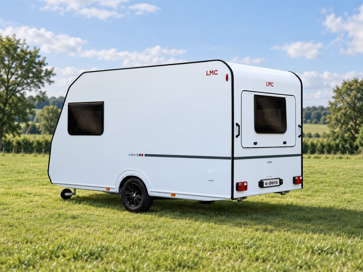 LMC e:dero 400 C von hinten auf einer Wiese (Bildmontage)