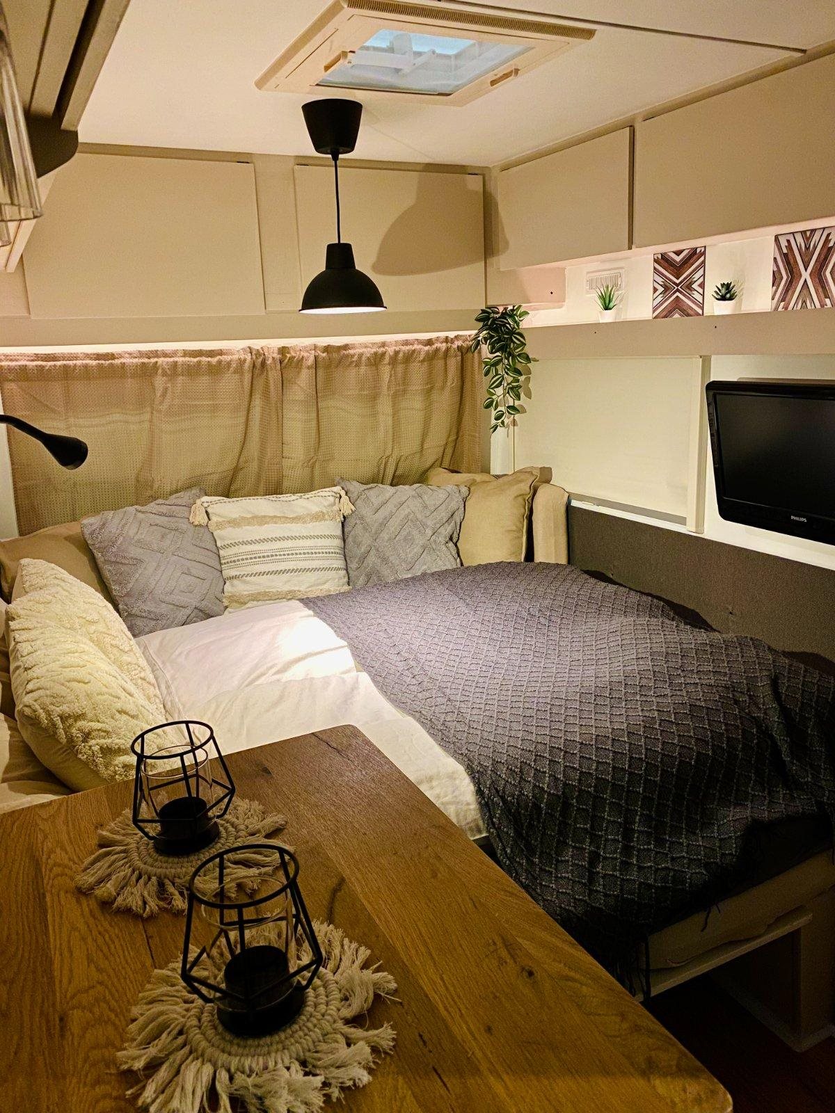 Festbett mit Kissen in Sandy
